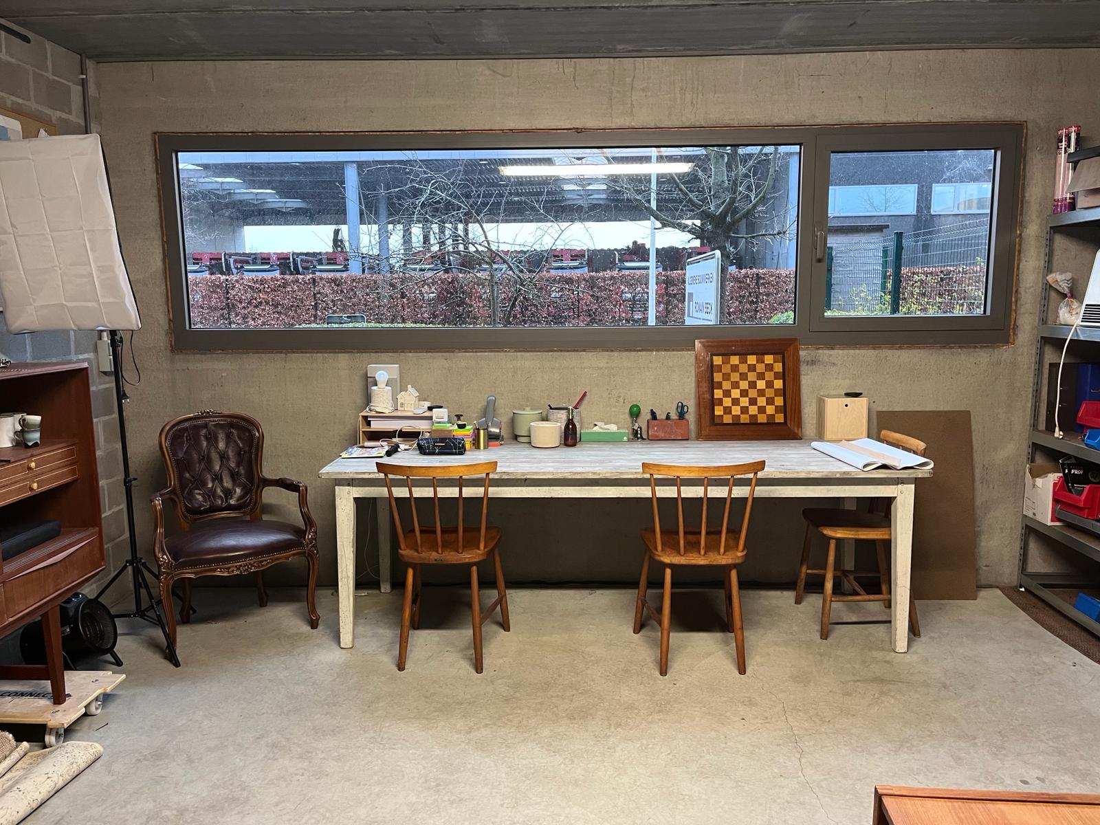 de werktafel van atelier formo in het magazijn