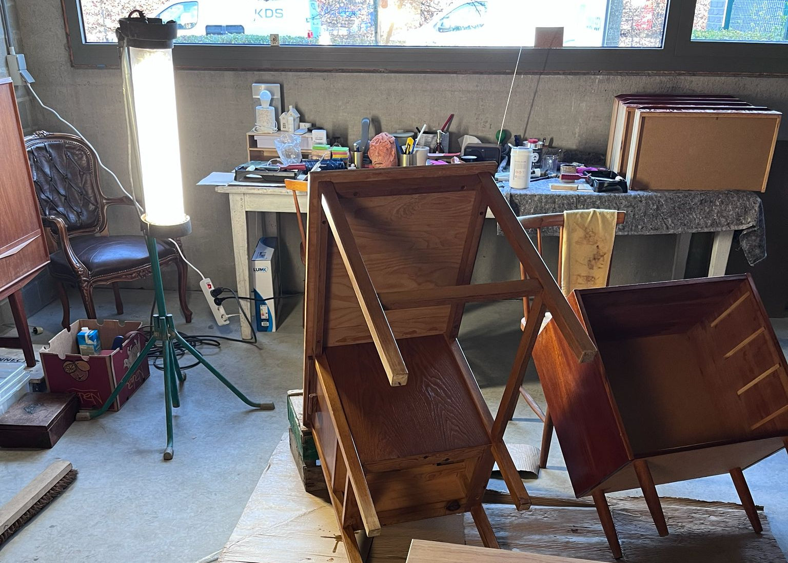 work in progress aan en tafel en een kast