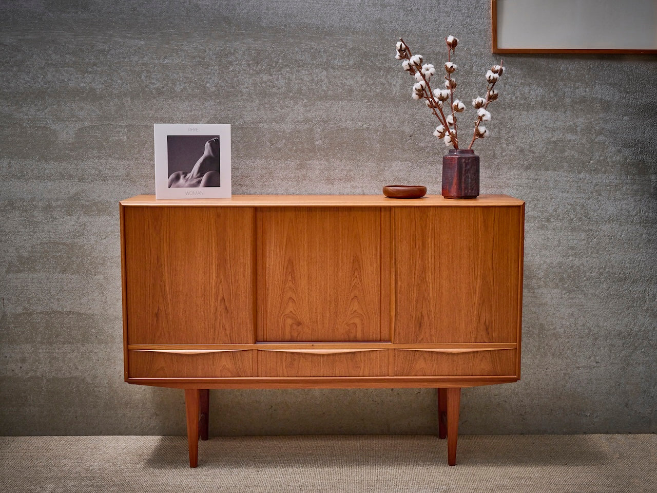 Deens vintage mid-century highboard met 3 schuiven in warm teakhout