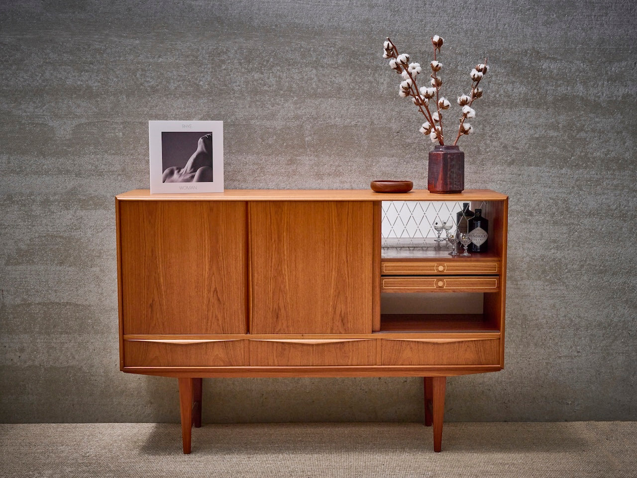 Deens vintage mid-century highboard met 3 schuiven in warm teakhout