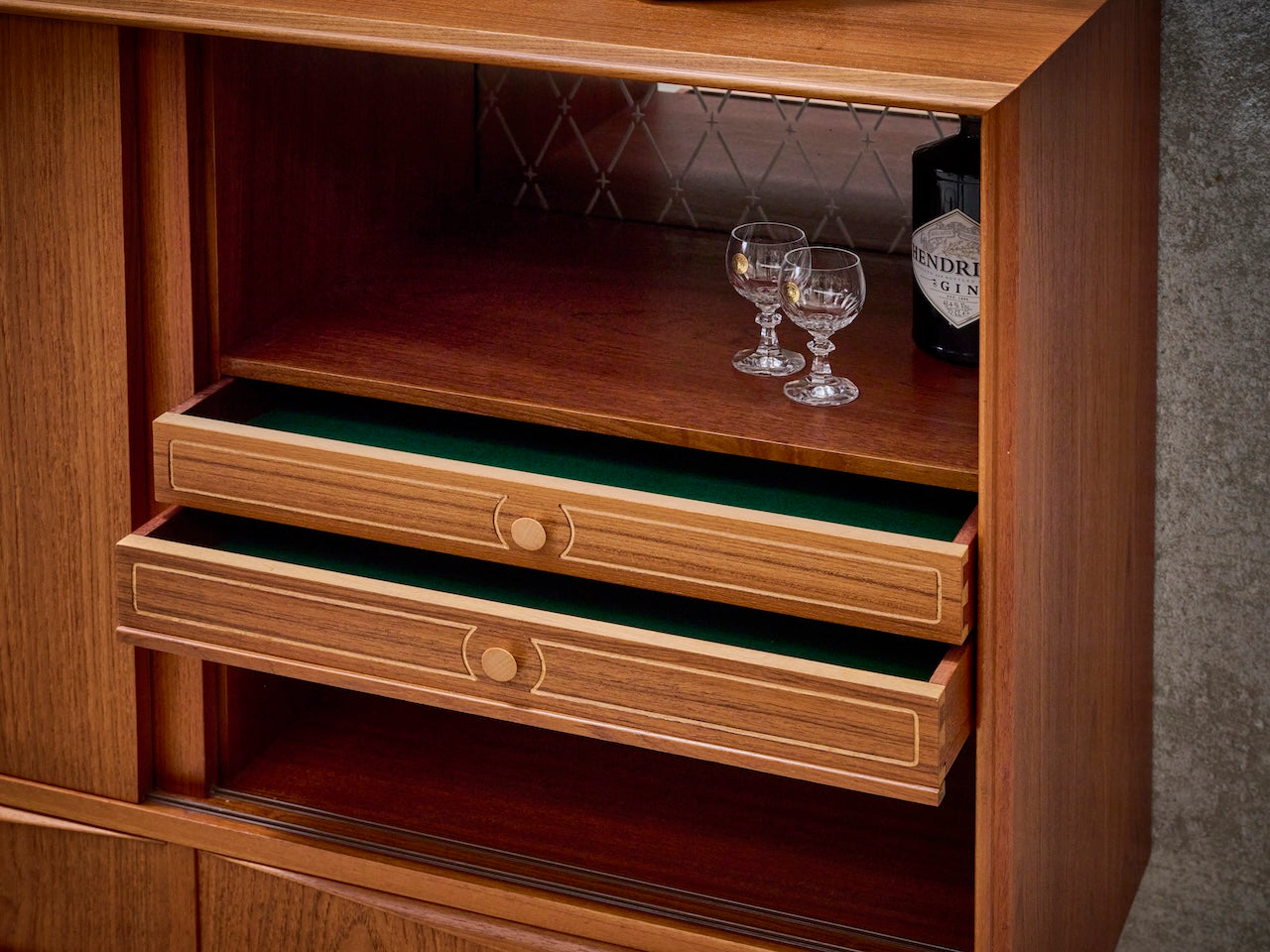 Deens vintage mid-century highboard met 3 schuiven in warm teakhout