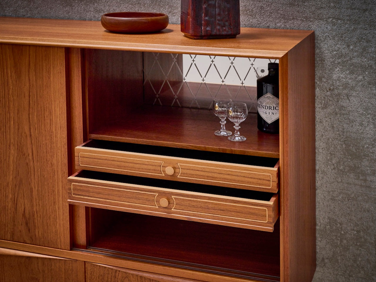 Deens vintage mid-century highboard met 3 schuiven in warm teakhout