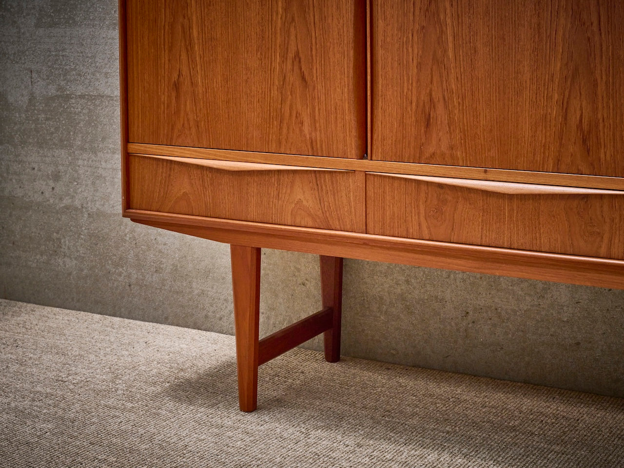Deens vintage mid-century highboard met 3 schuiven in warm teakhout