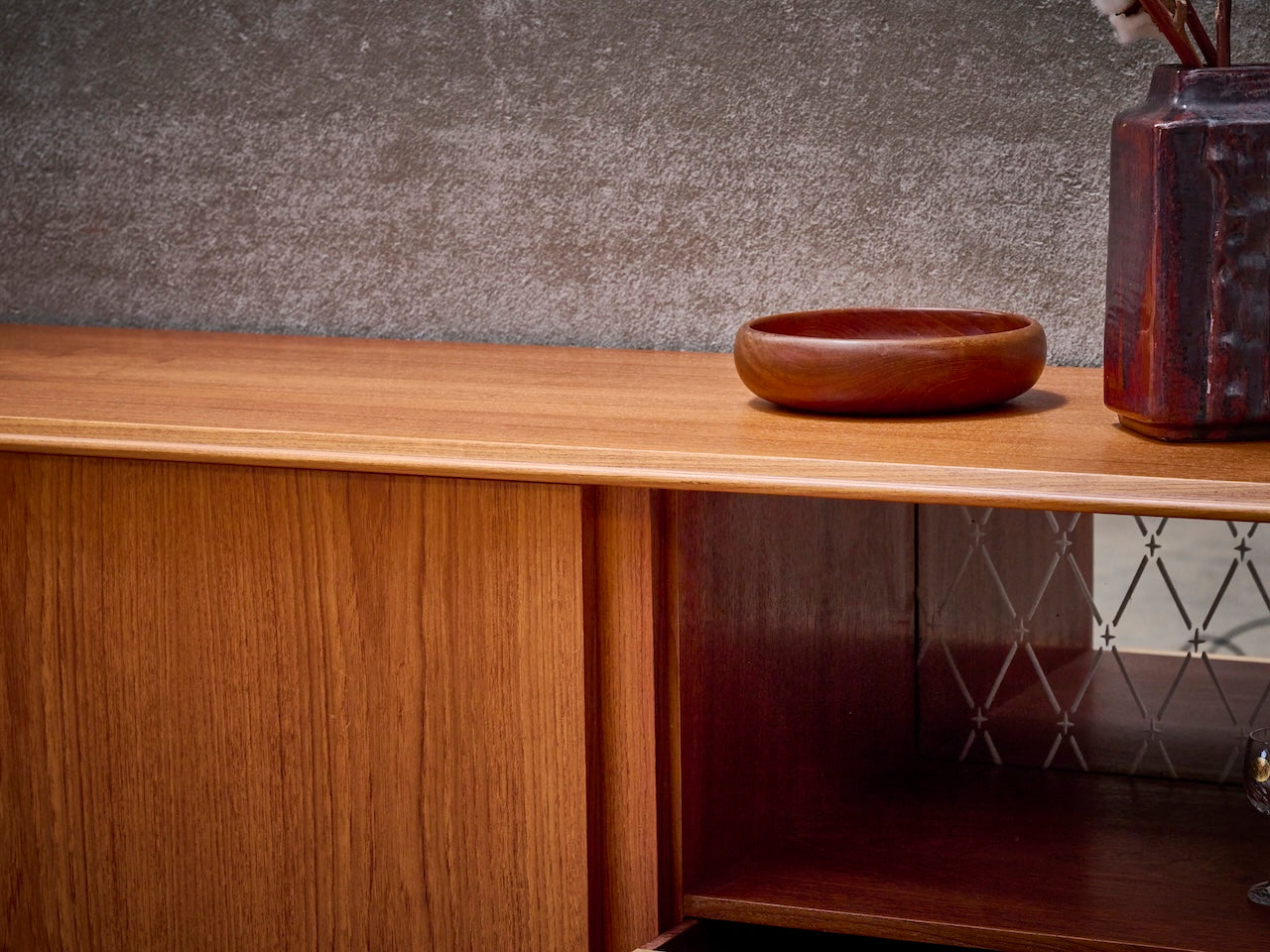 Deens vintage mid-century highboard met 3 schuiven in warm teakhout