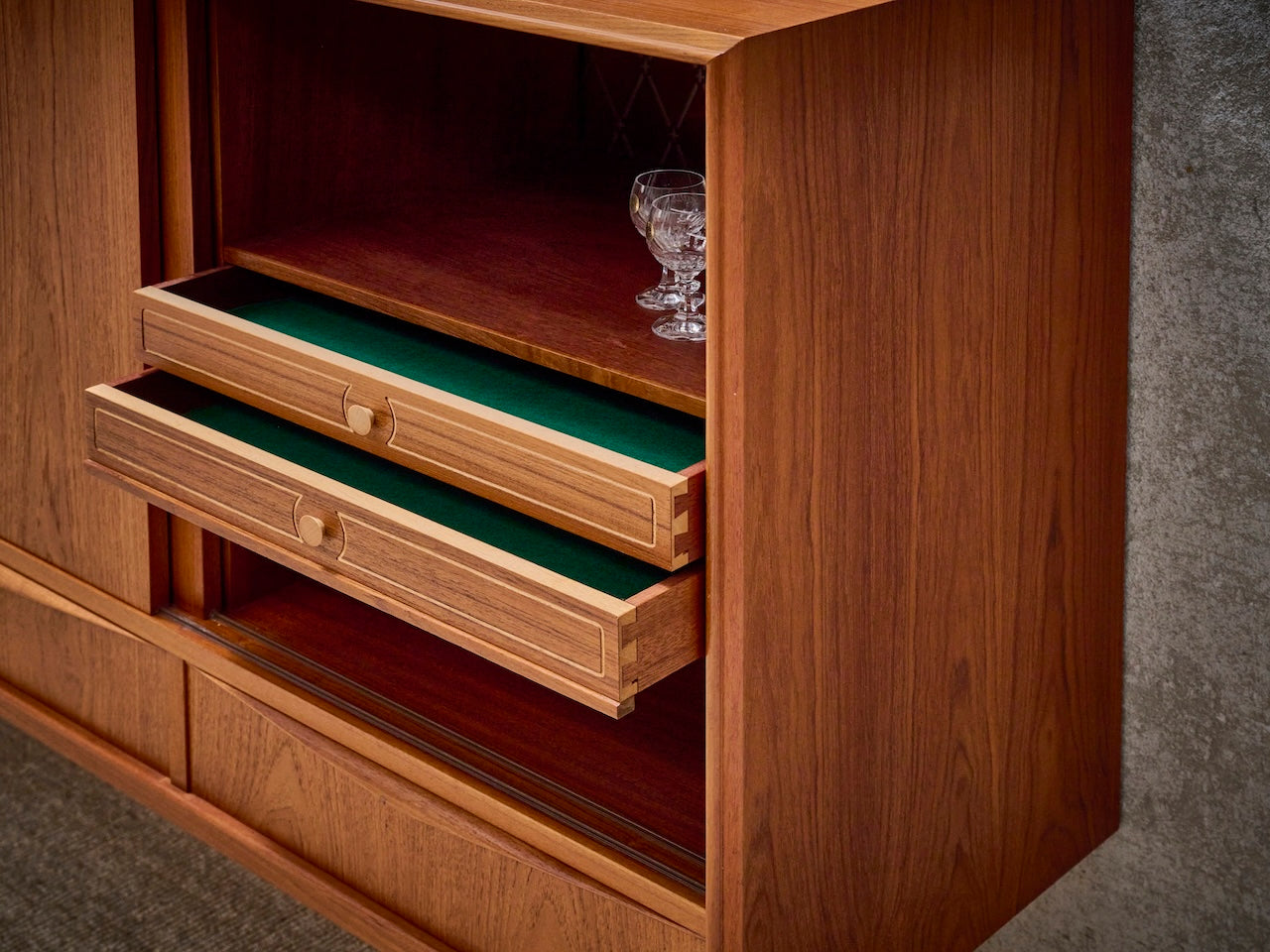 Deens vintage mid-century highboard met 3 schuiven in warm teakhout
