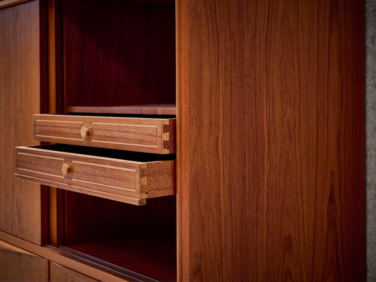 Deens vintage mid-century highboard met 3 schuiven in warm teakhout