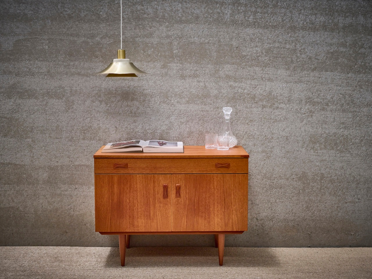 Deens vintage mid-century laden/platenkastje in warm teakhout, toegeschreven aan Claussen & Søn