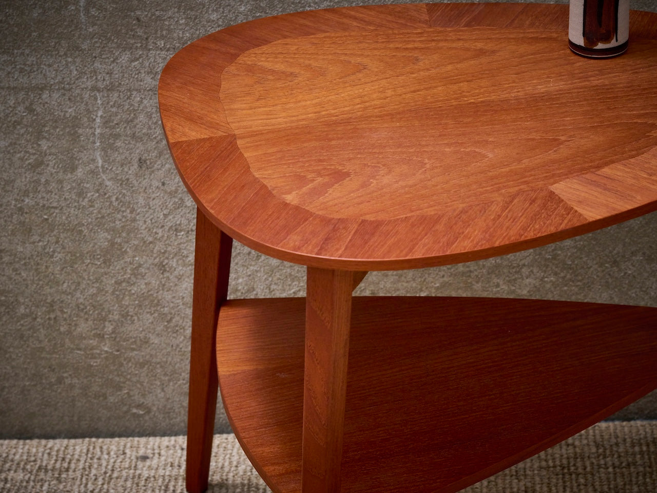 Deens vintage mid-century bijzettafeltje in teak, door Holger Georg Jensen