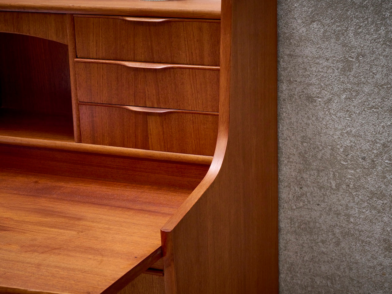 Deense vintage mid-century secretaire in teak met spiegeltje en schrijflade