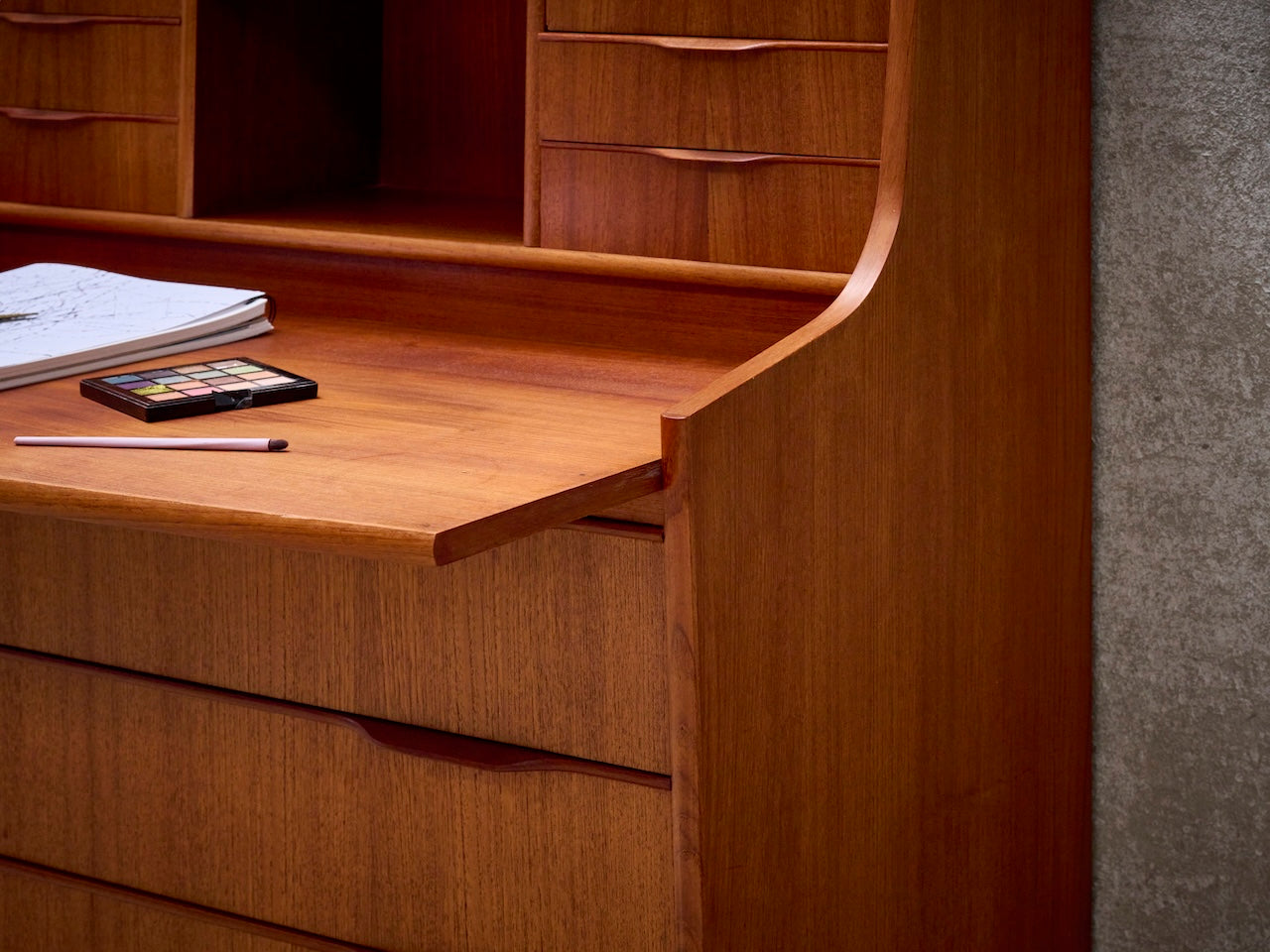 Deense vintage mid-century secretaire in teak met spiegeltje en schrijflade