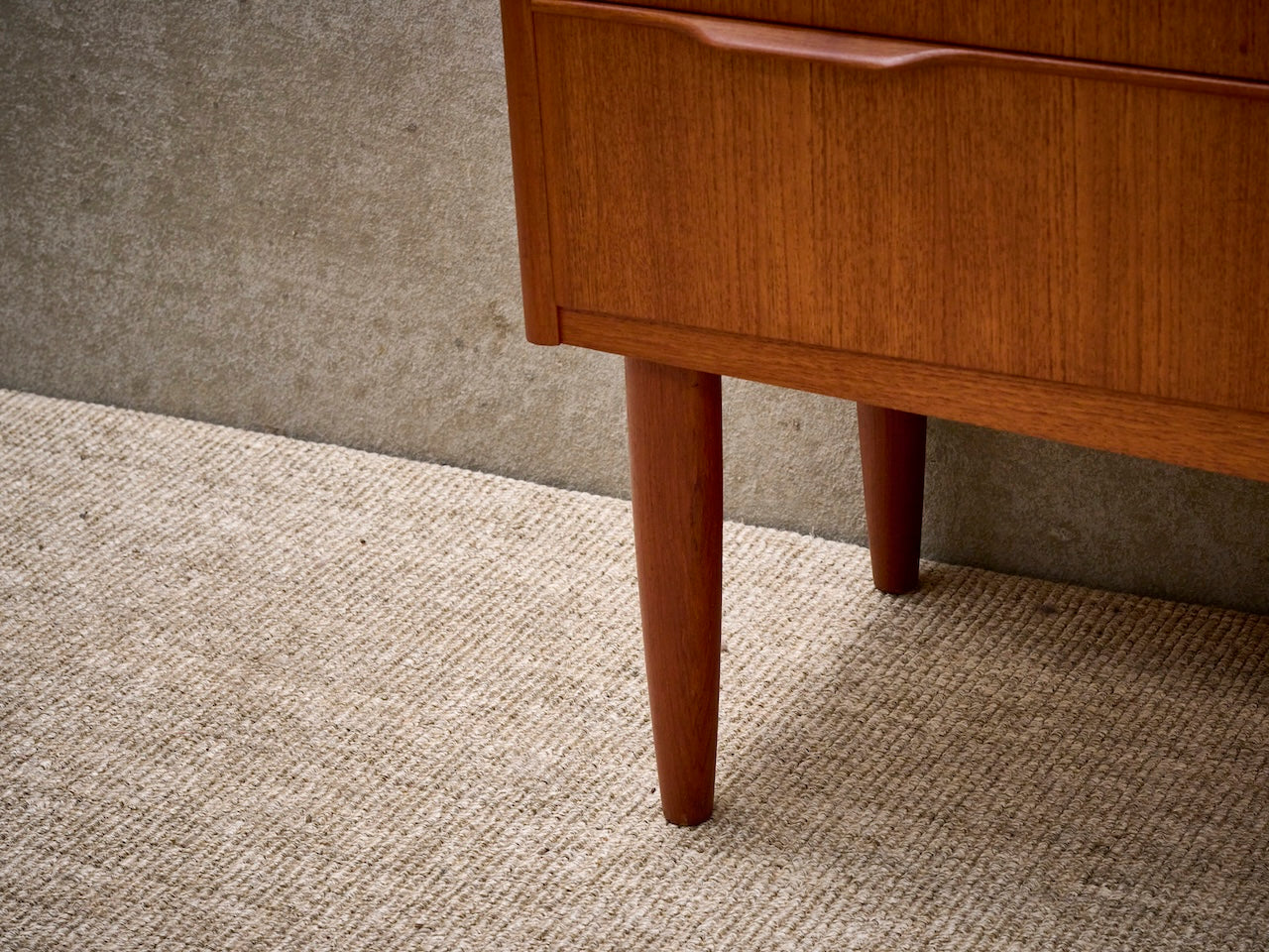 Deense vintage mid-century secretaire in teak met spiegeltje en schrijflade