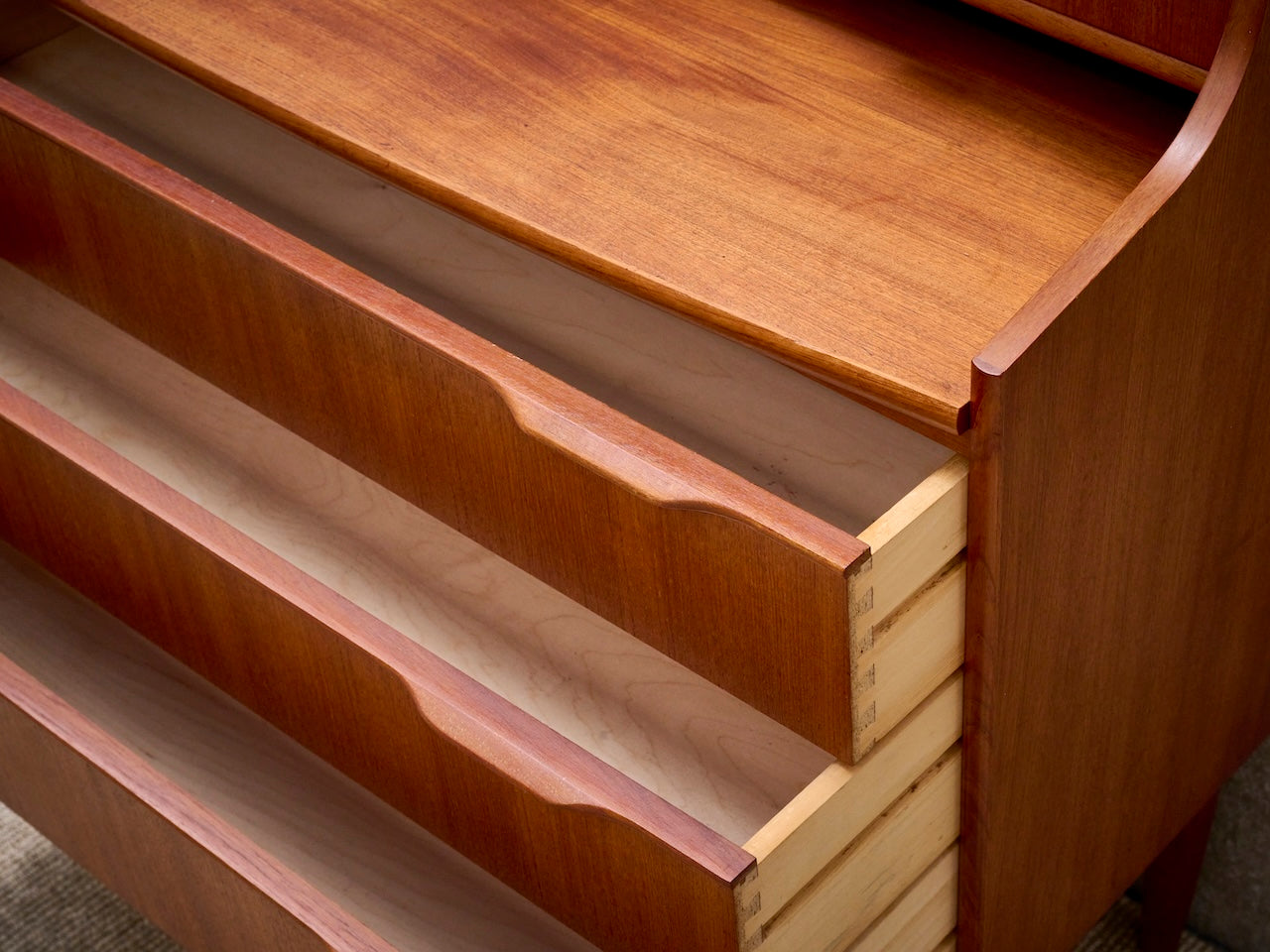 Deense vintage mid-century secretaire in teak met spiegeltje en schrijflade