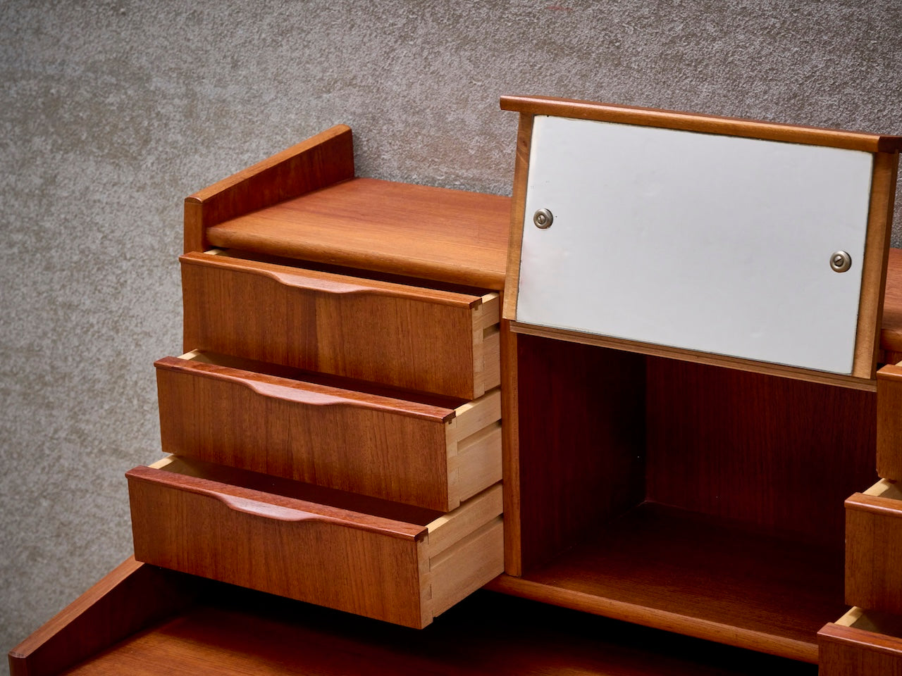 Deense vintage mid-century secretaire in teak met spiegeltje en schrijflade
