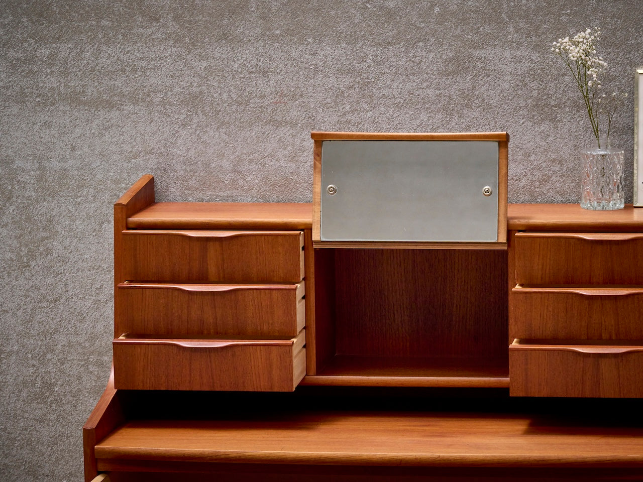 Deense vintage mid-century secretaire in teak met spiegeltje en schrijflade