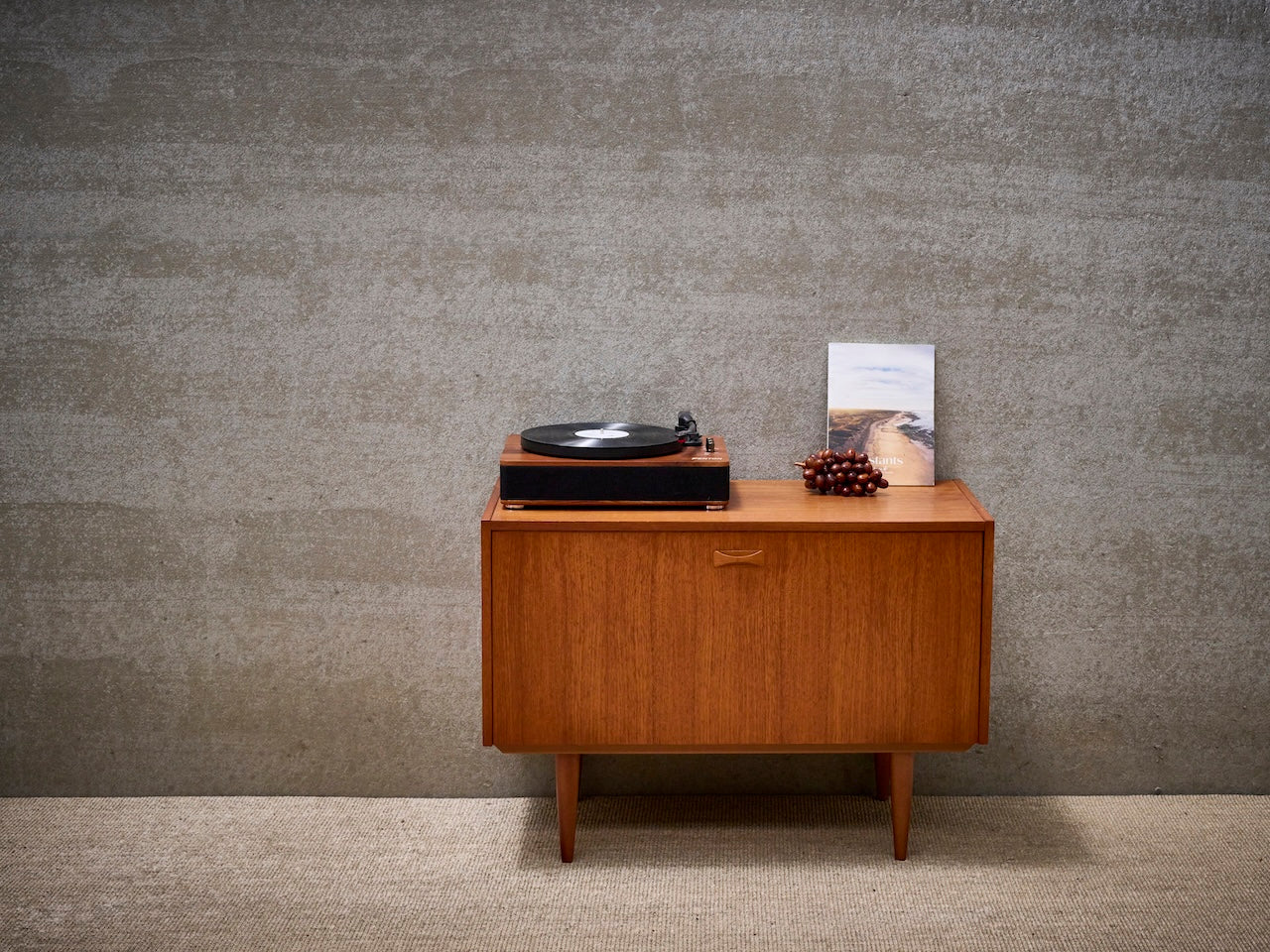 Deense vintage mid-century platenkast in warm teakhout