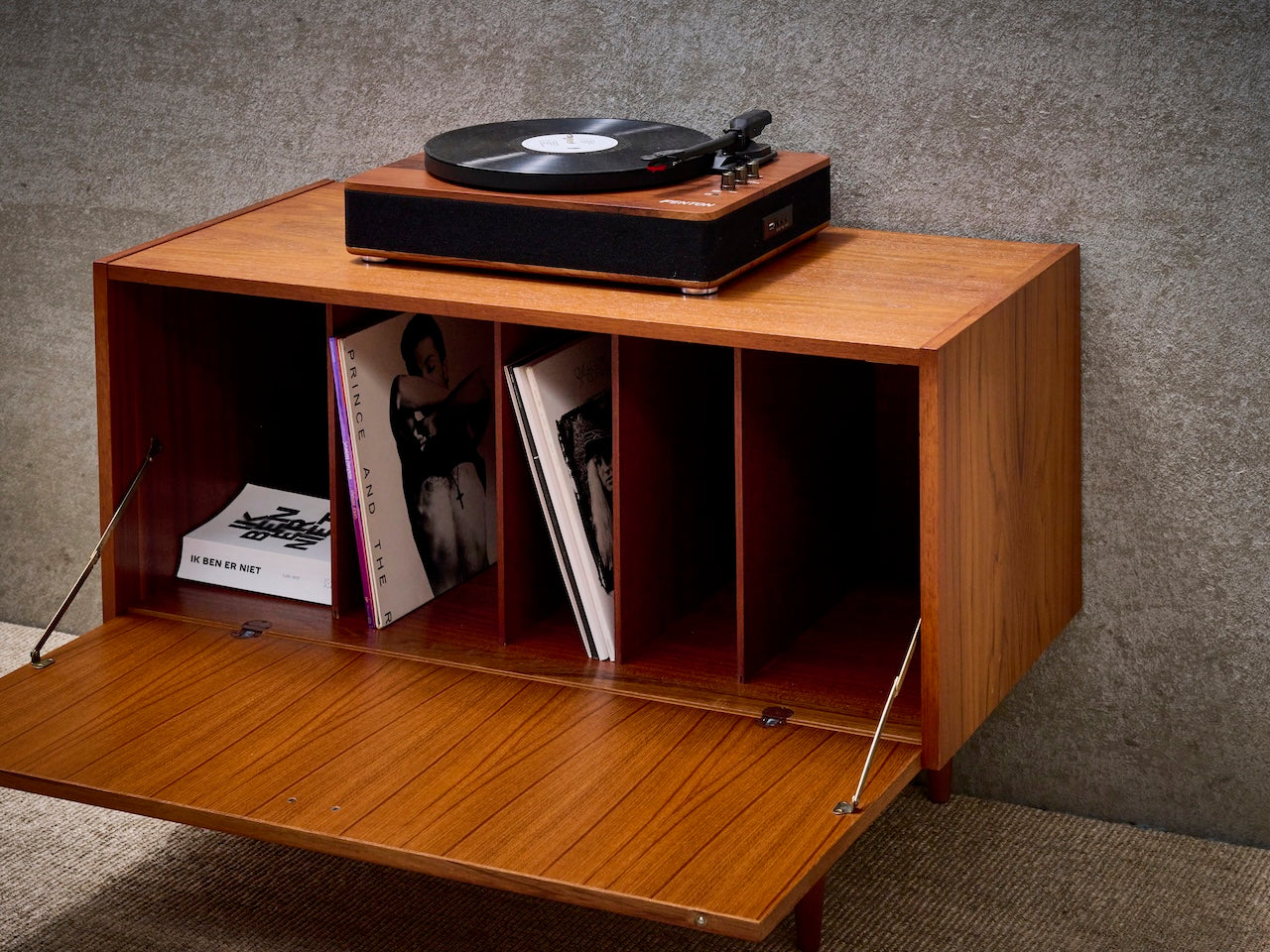 Deense vintage mid-century platenkast in warm teakhout