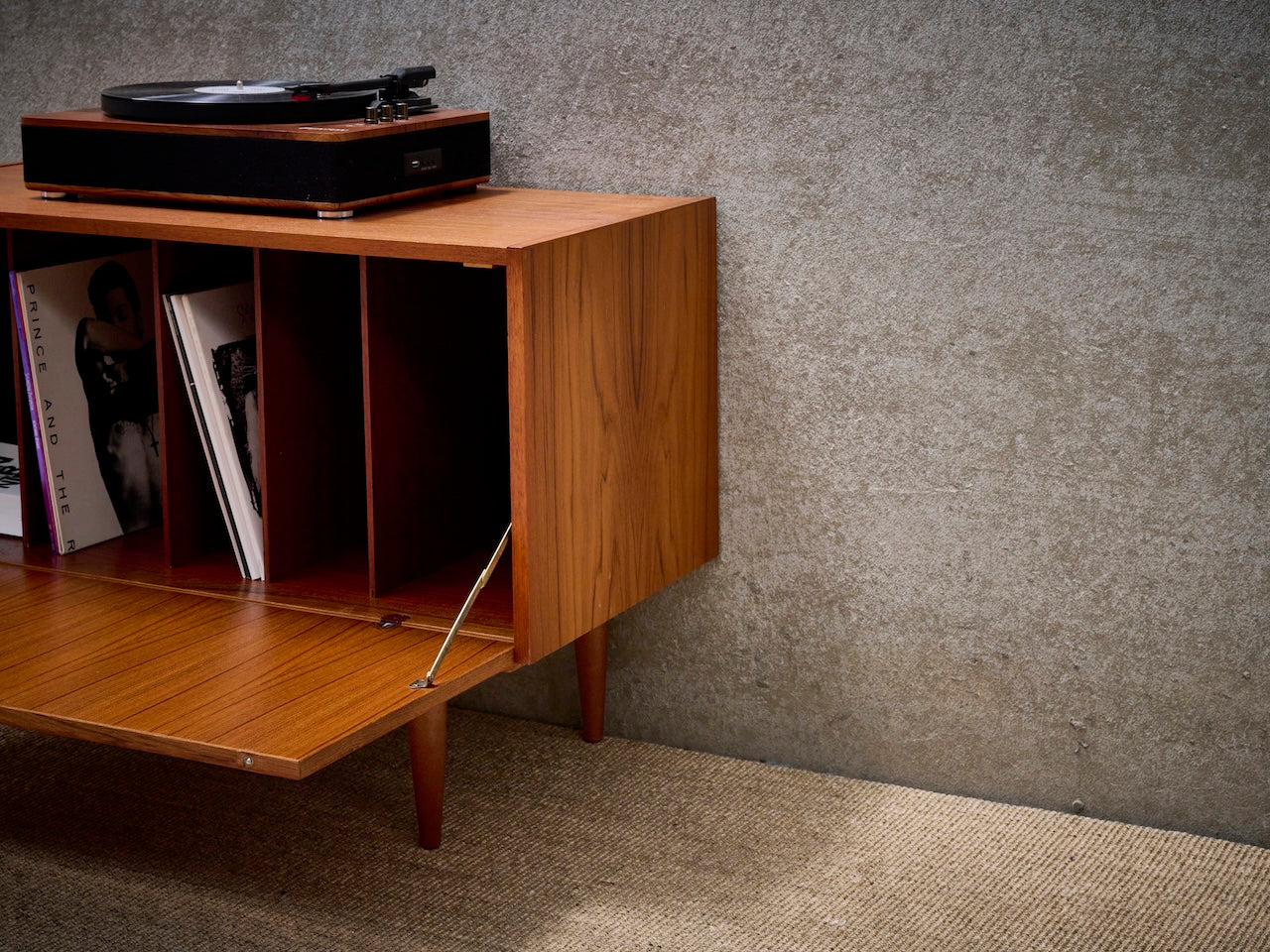 Deense vintage mid-century platenkast in warm teakhout