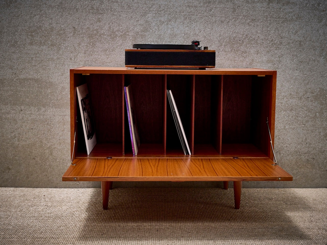 Deense vintage mid-century platenkast in warm teakhout