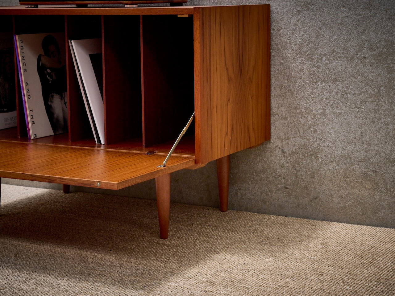 Deense vintage mid-century platenkast in warm teakhout