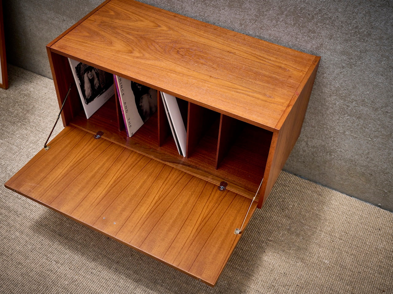 Deense vintage mid-century platenkast in warm teakhout