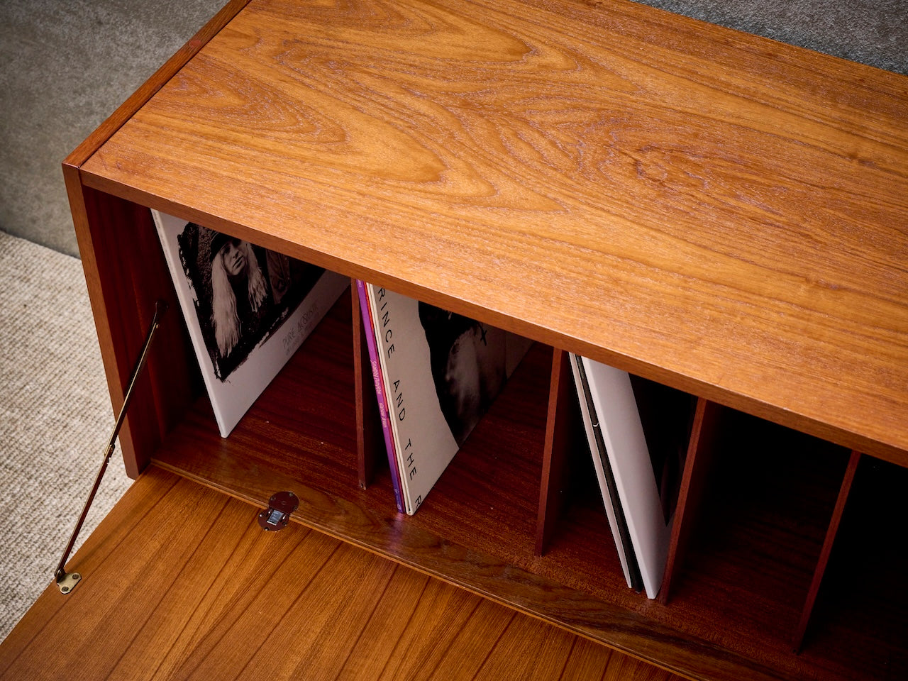 Deense vintage mid-century platenkast in warm teakhout