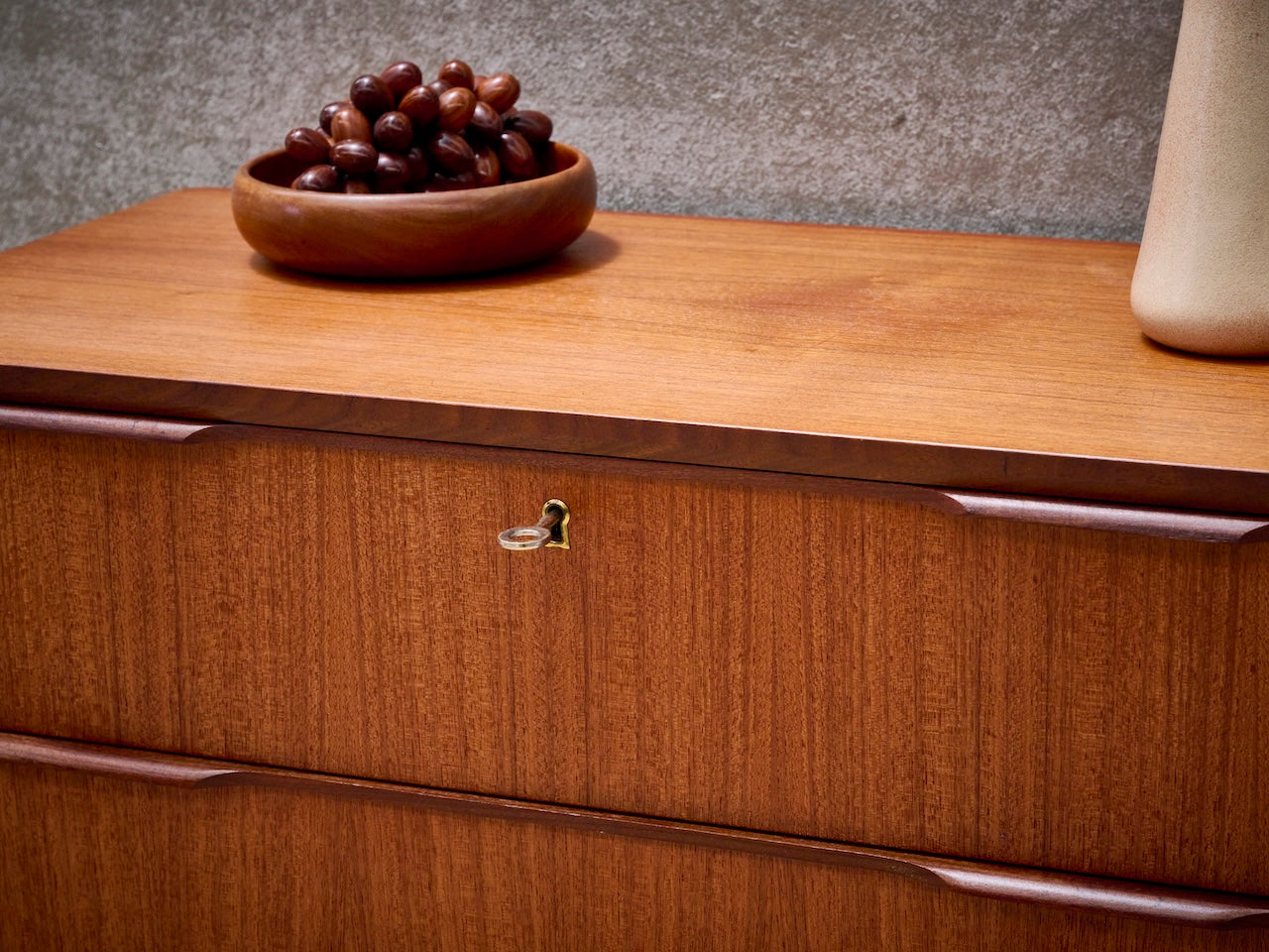 Deense vintage mid-century ladekast met 4 lades in warm teakhout