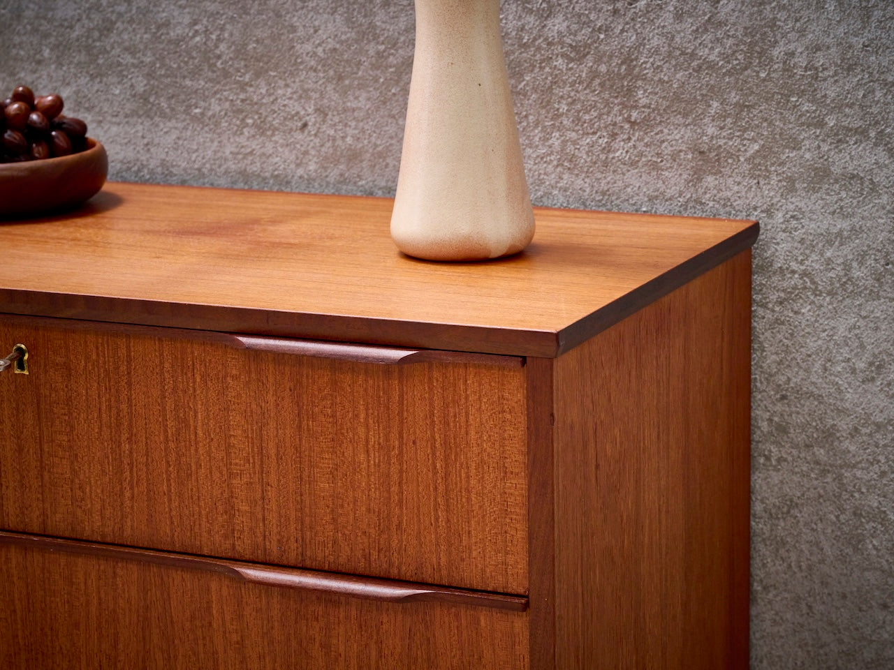 Deense vintage mid-century ladekast met 4 lades in warm teakhout