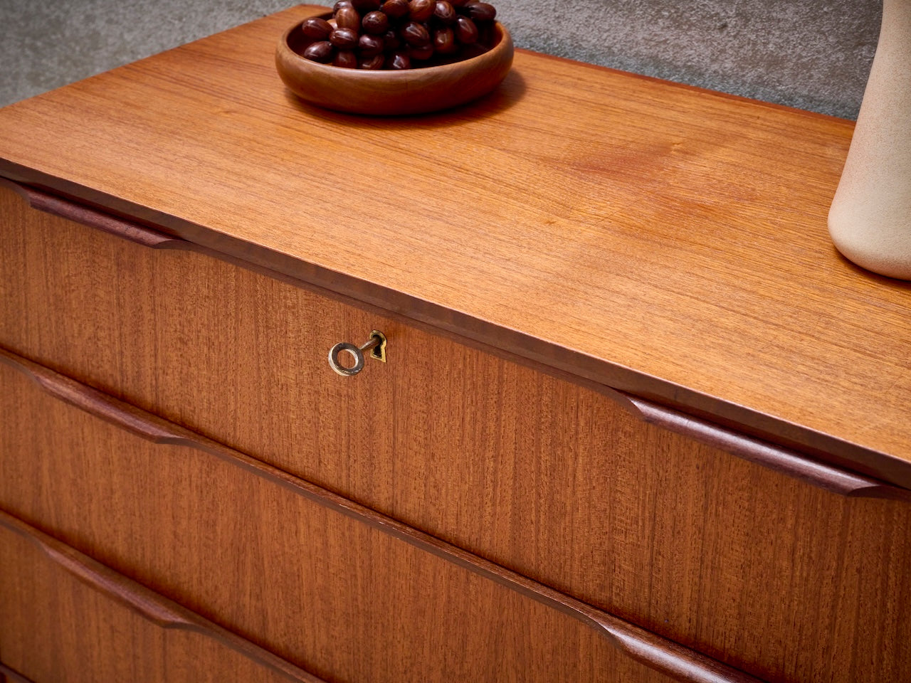 Deense vintage mid-century ladekast met 4 lades in warm teakhout