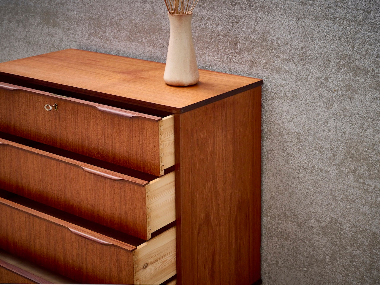 Deense vintage mid-century ladekast met 4 lades in warm teakhout
