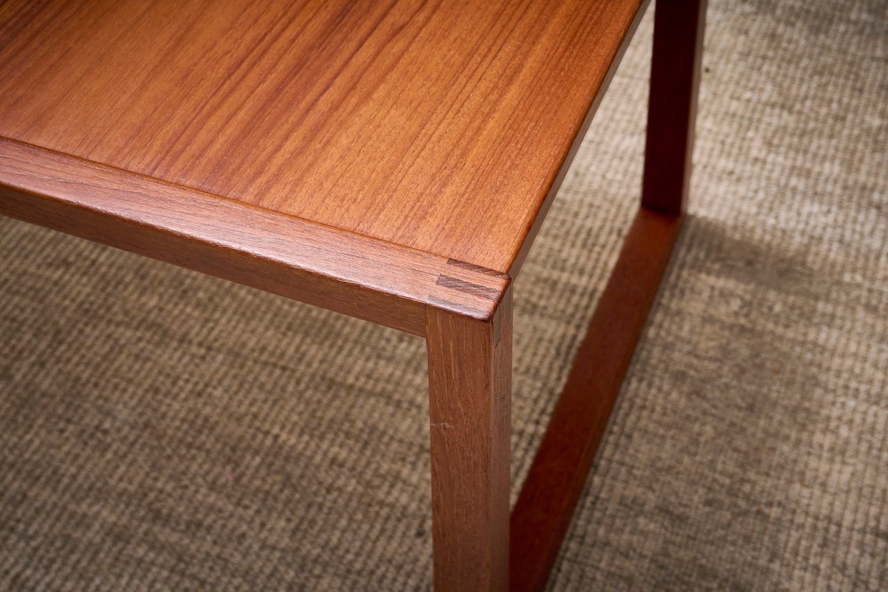 Deense vintage mid-century salontafel/bijzettafel in warm teakhout