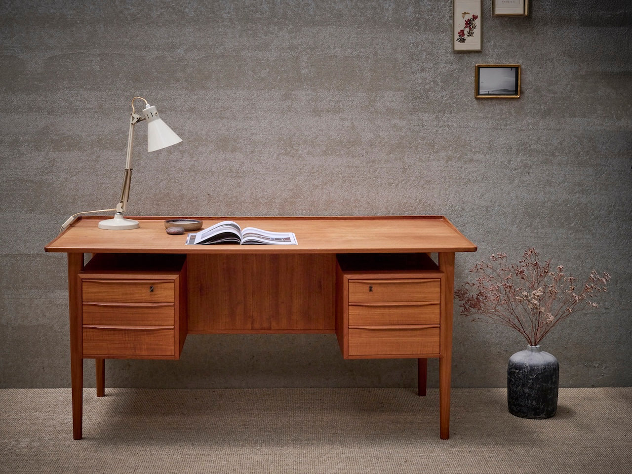 Danish vintage design bureau in teak fineer met 6 lades
Bureaulamp wit metaal
