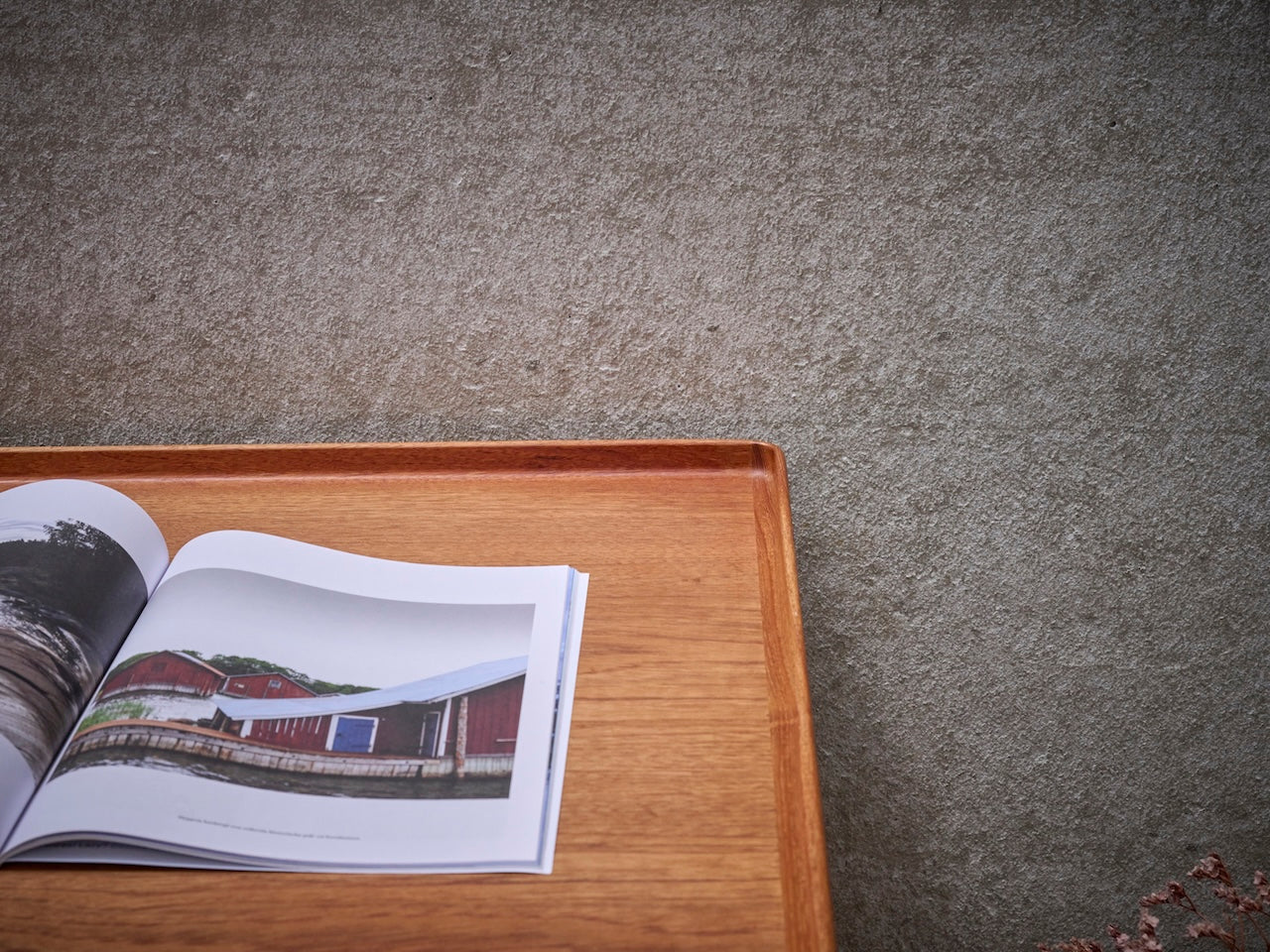detail hoek bureau met openliggend boek