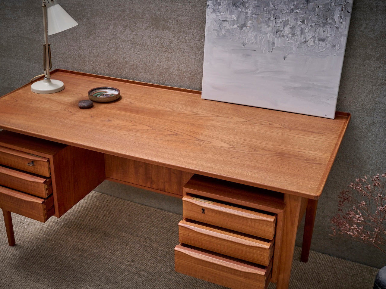 Bureau Danish vintage bovenaanzicht met witte bureaulamp, kommetje en steen 