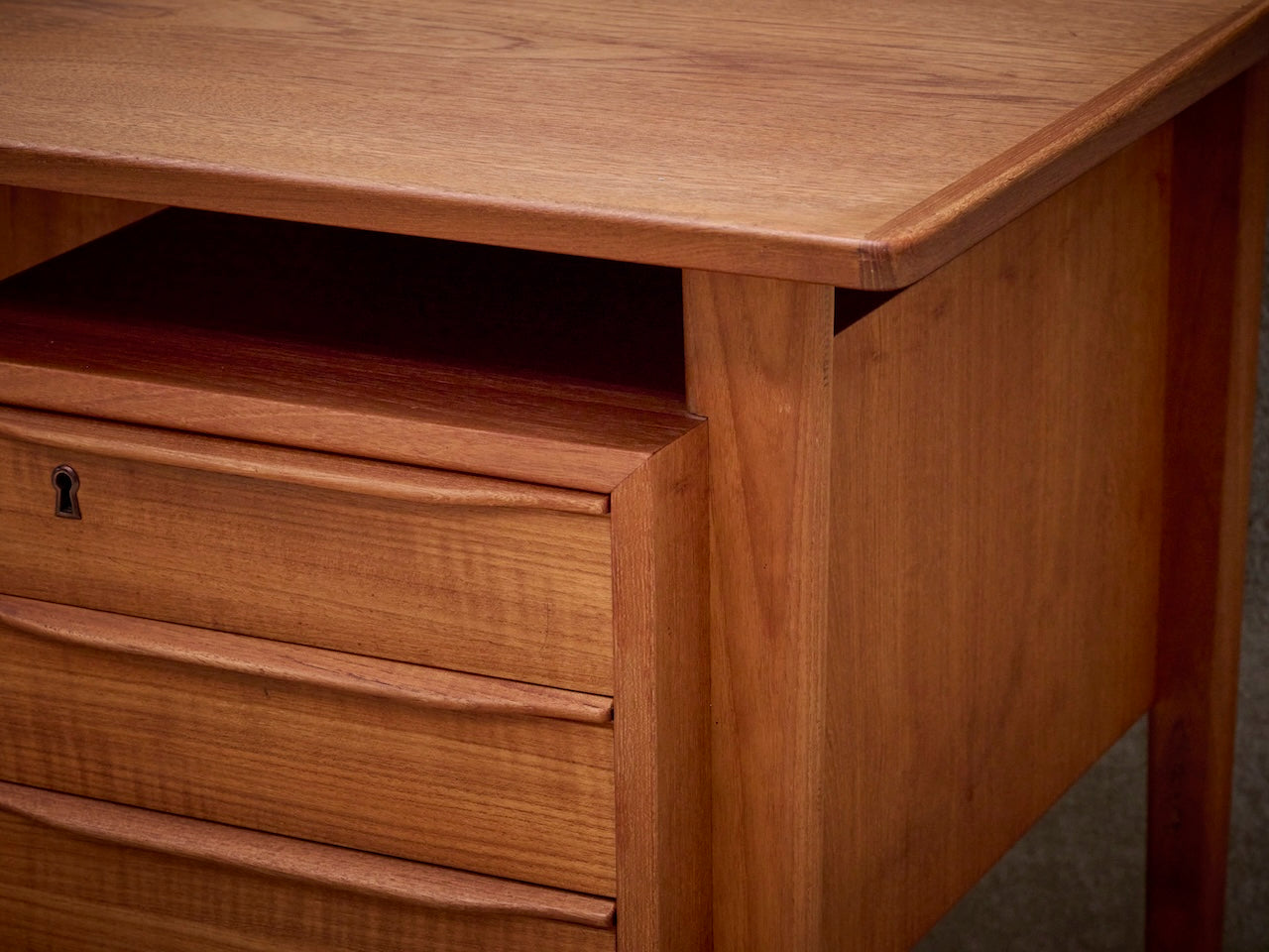 Detail vooraanzicht rechts Deens vintage bureau
