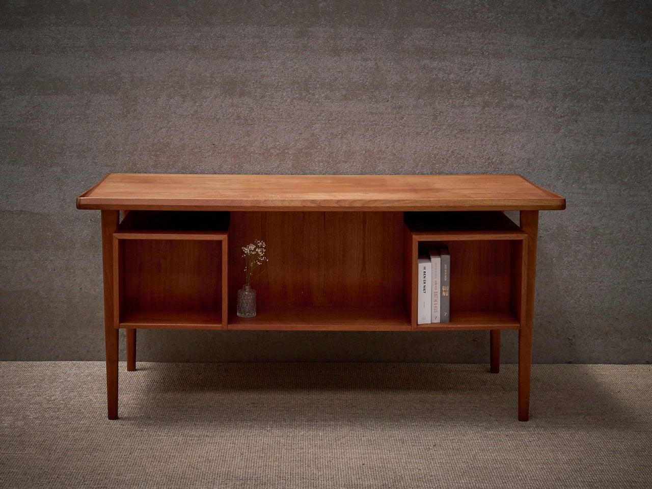 achteraanzicht bureau Deens Mid-Century met opbergruimte