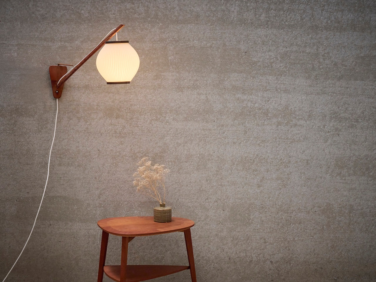 Deense vintage mid-century wandlamp met Lars Schiøler-kapje