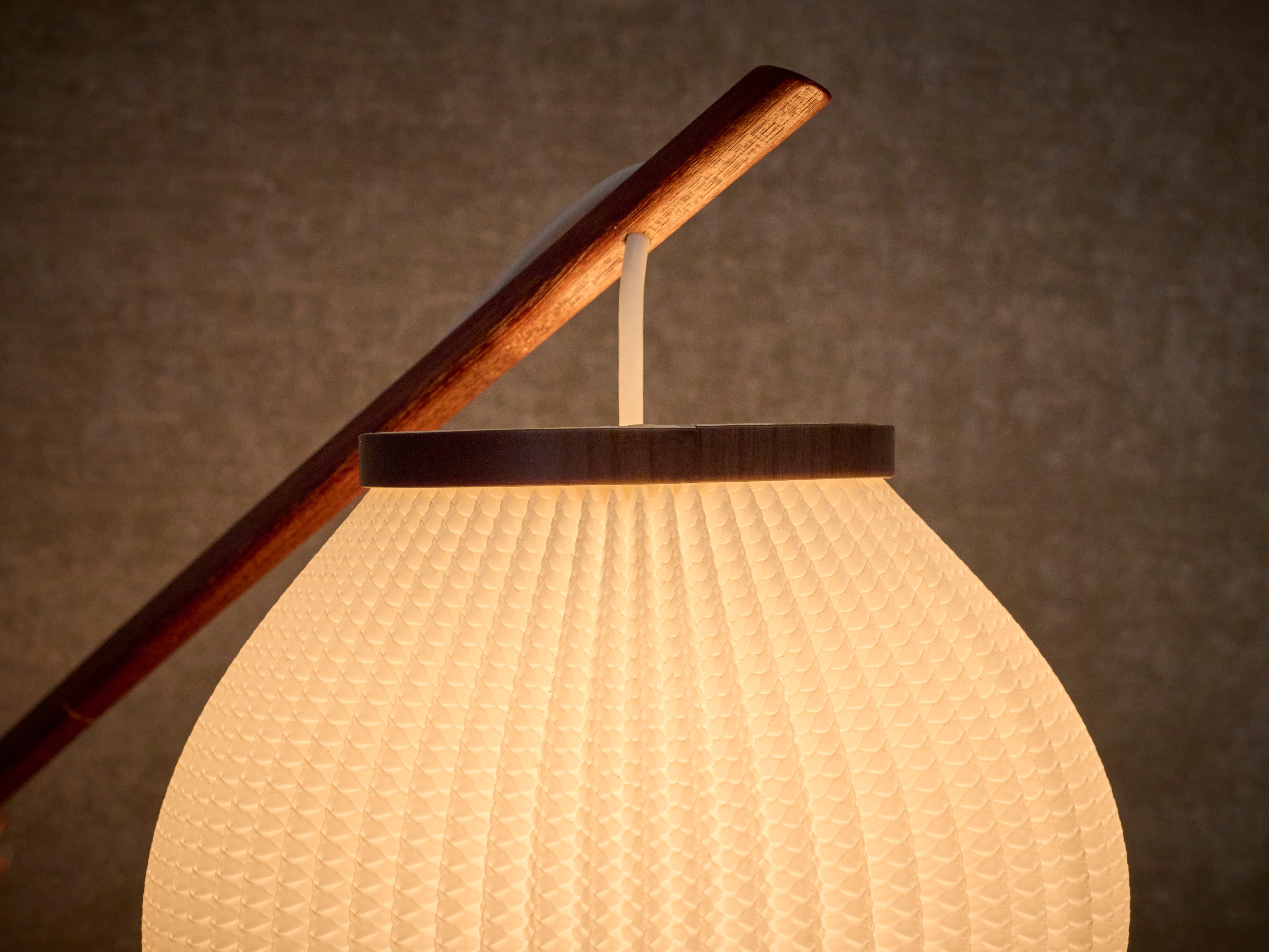 Deense vintage mid-century wandlamp met Lars Schiøler-kapje