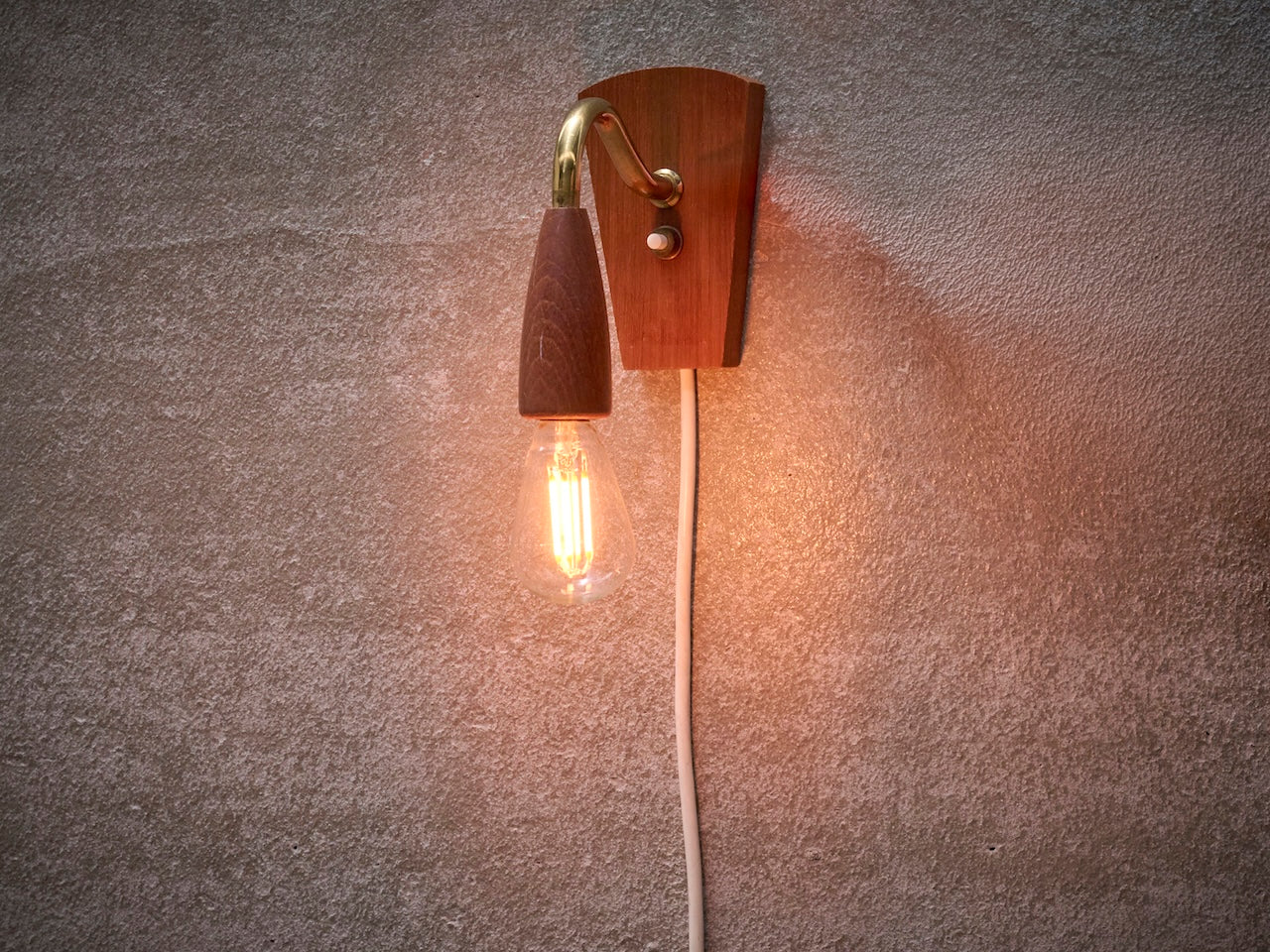 wandlamp 
hout-messing
vintage
drukknop