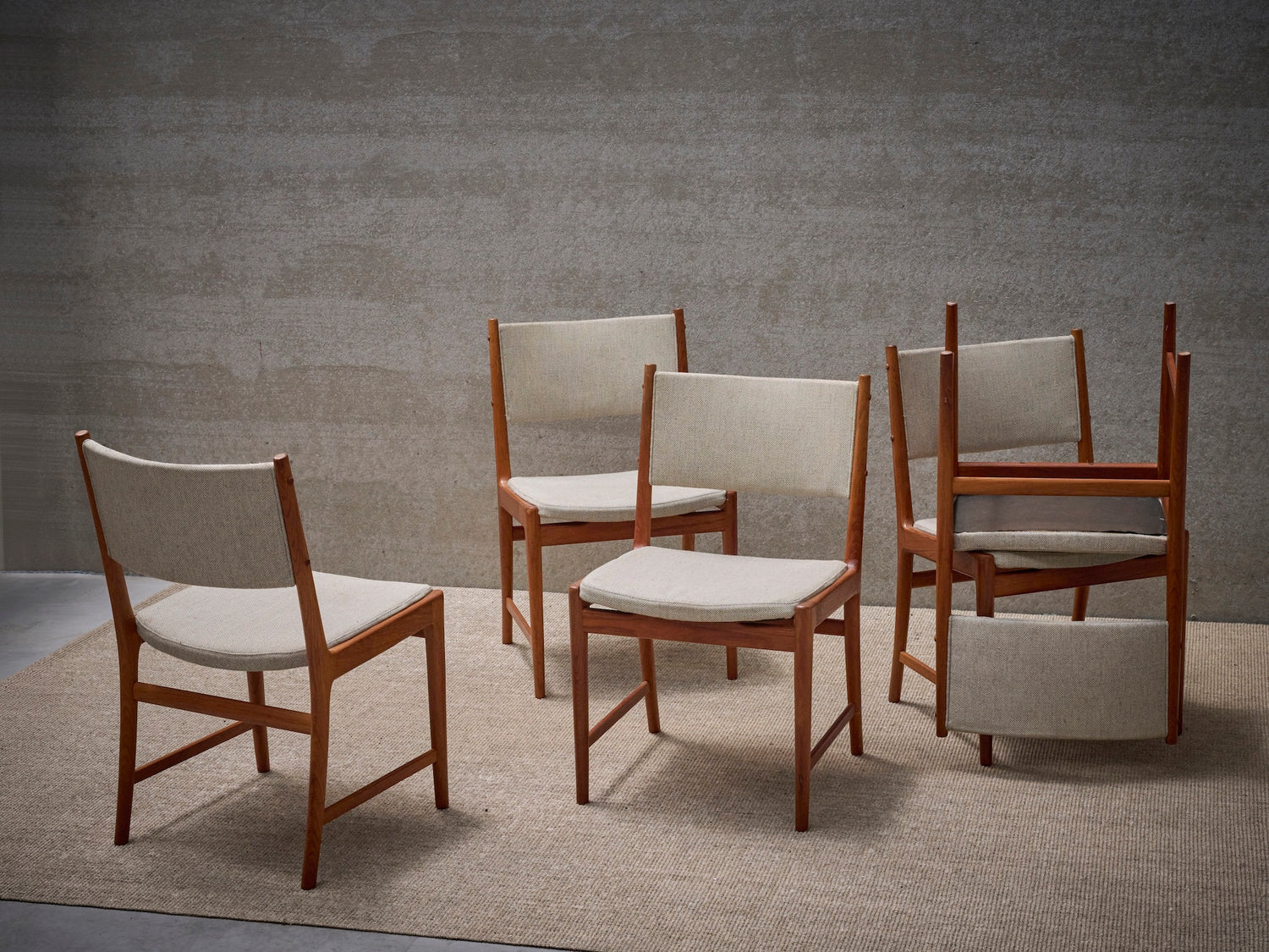 5 design stoelen kris kras door elkaar