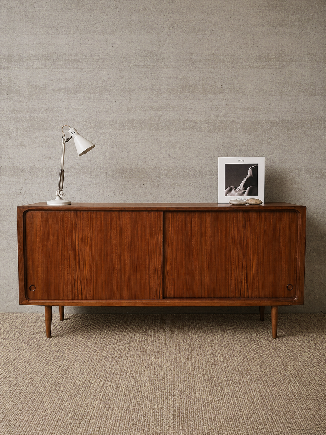 Deens vintage mid-century LOWBOARD in warm teakhout met bargedeelte