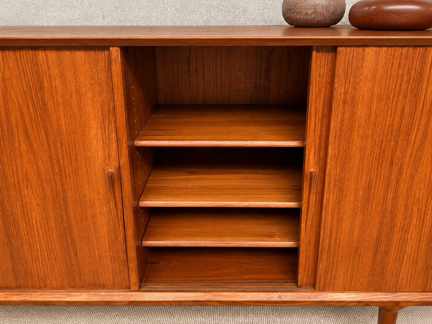 Deens vintage mid-century HIGHBOARD OMANN JUN MODEL 19  in warm teakhout