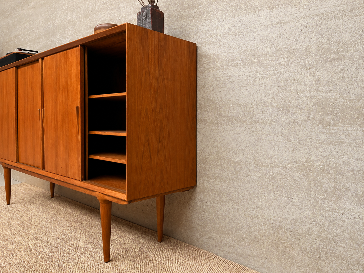 Deens vintage mid-century HIGHBOARD OMANN JUN MODEL 19  in warm teakhout