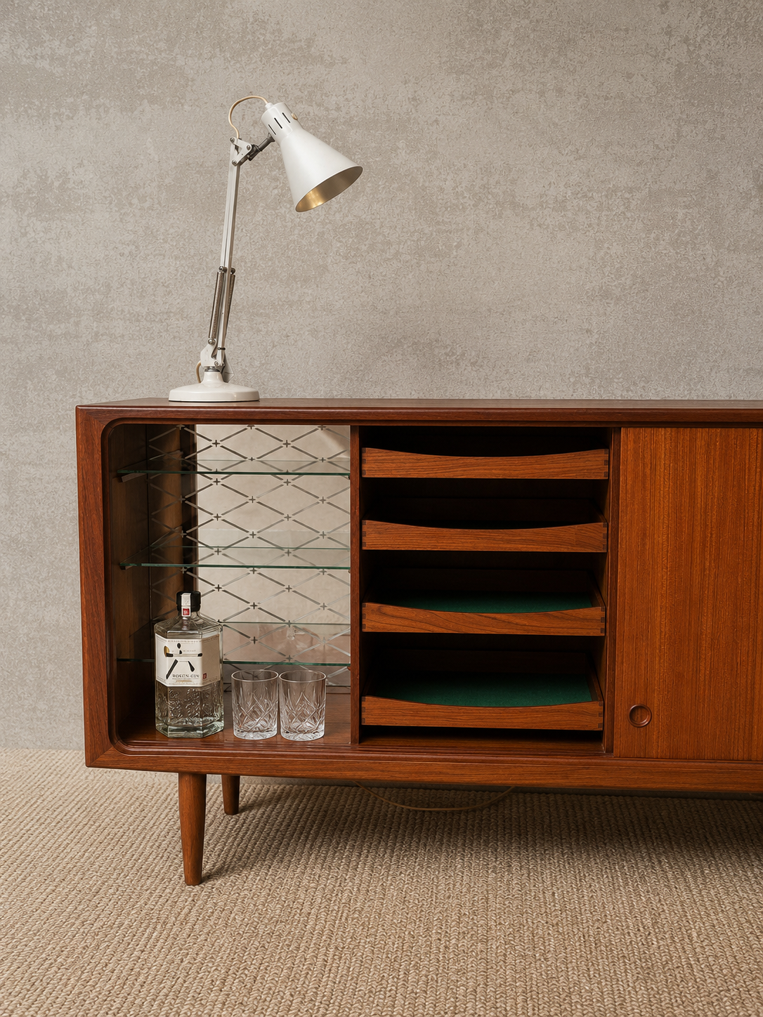 Deens vintage mid-century LOWBOARD in warm teakhout met bargedeelte