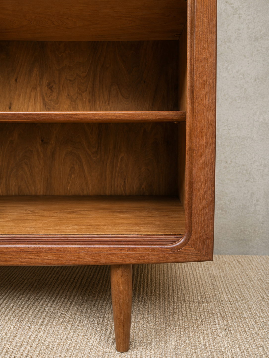 Deens vintage mid-century LOWBOARD in warm teakhout met bargedeelte
