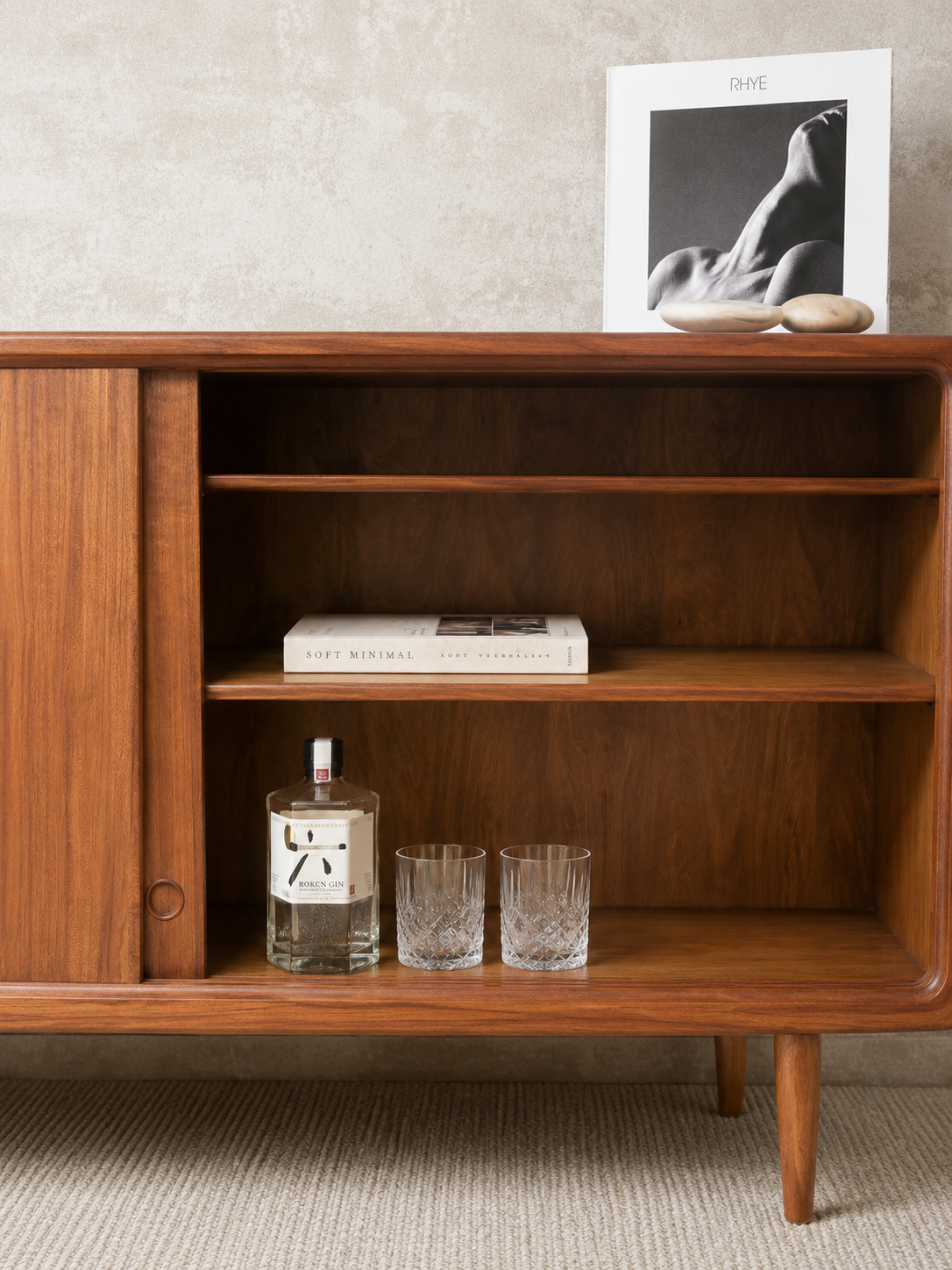 Deens vintage mid-century LOWBOARD in warm teakhout met bargedeelte