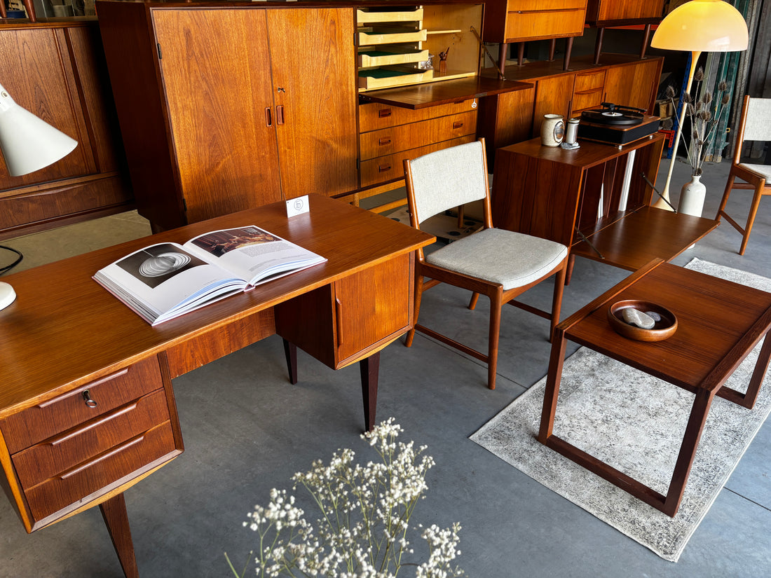 een opstelling van allerlei deense vintage meubelen 