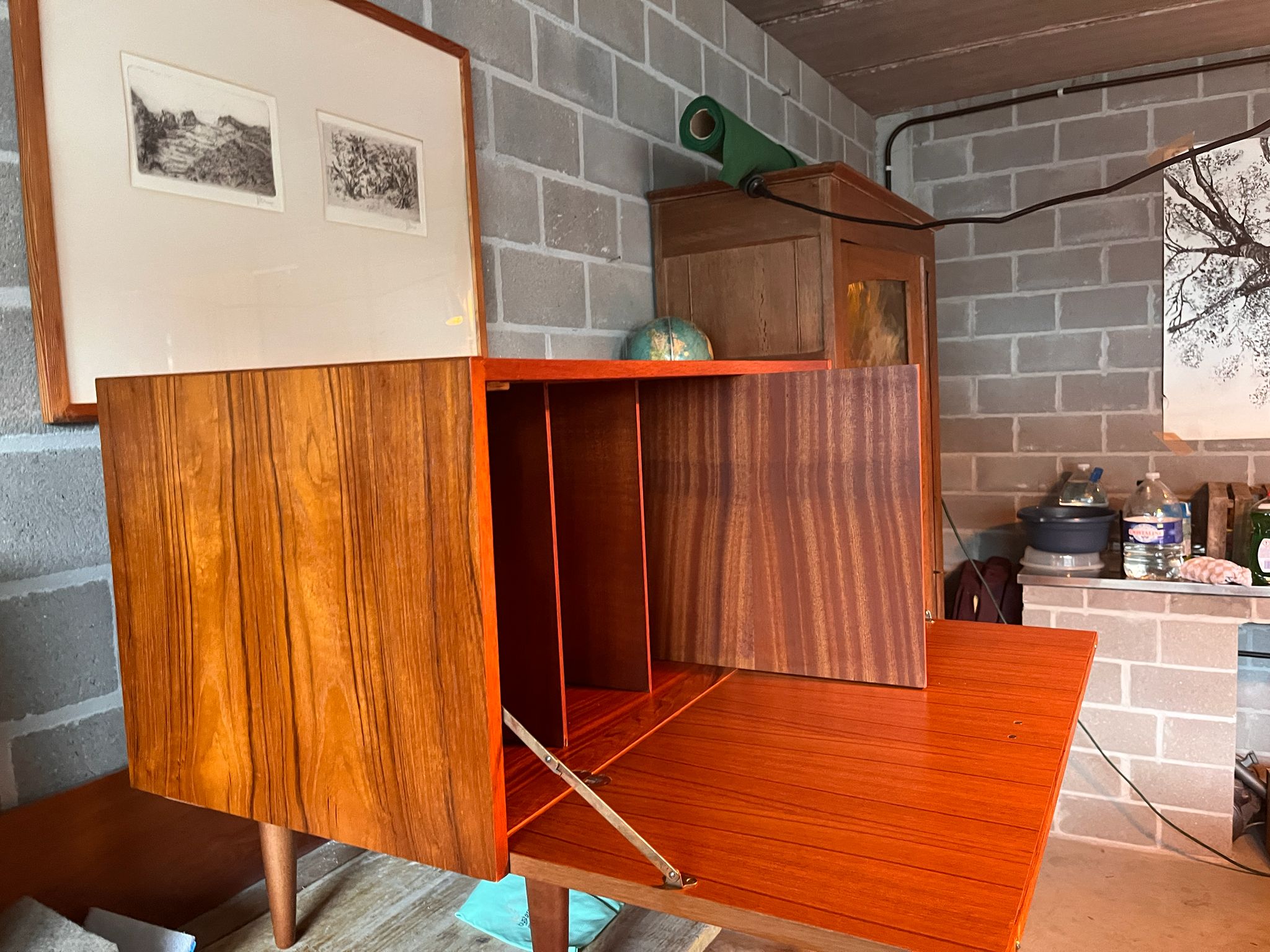 deens vintage platenkastje met geopende deur waaraan gewerkt wordt