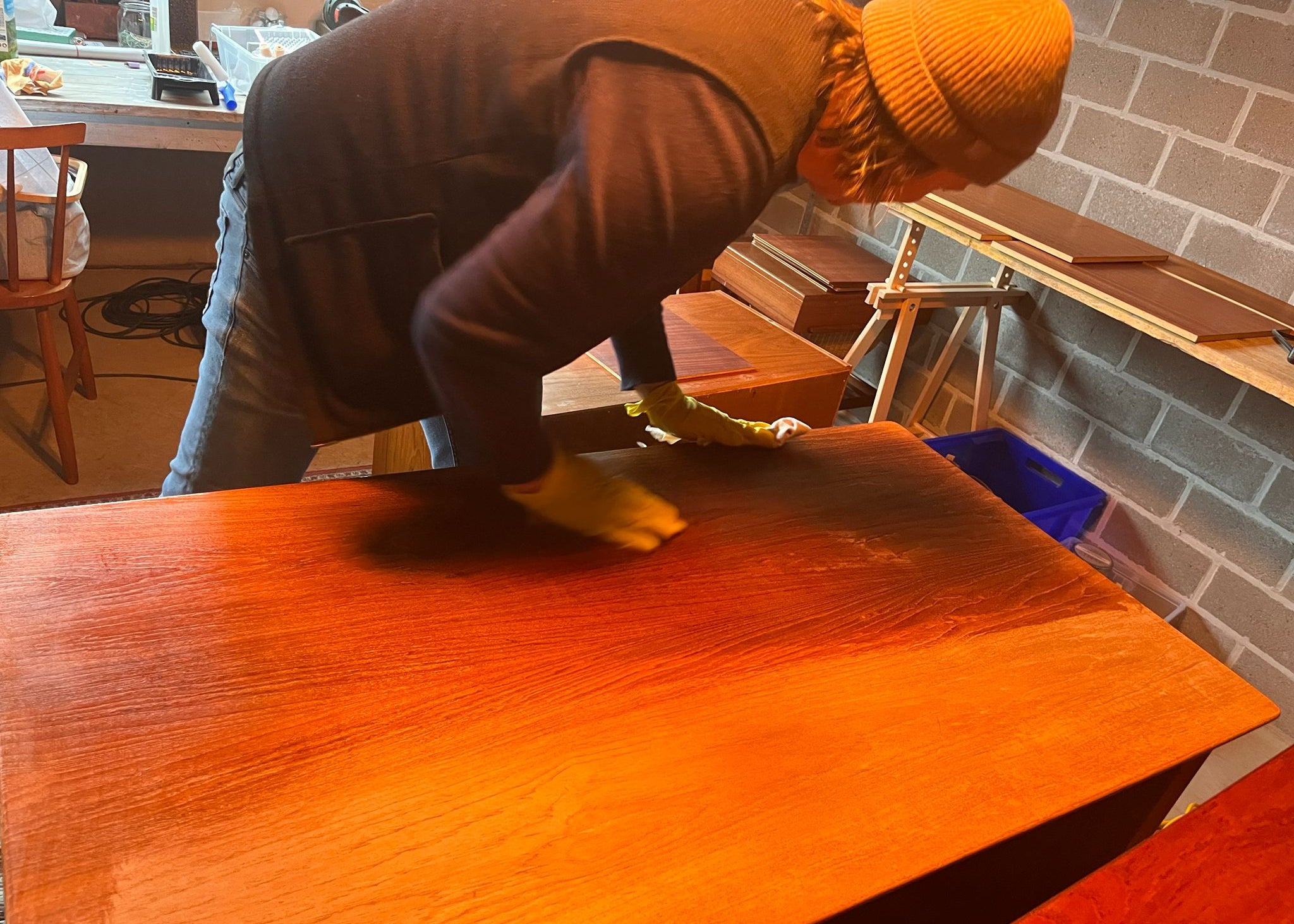 Dave restaureert een tafel