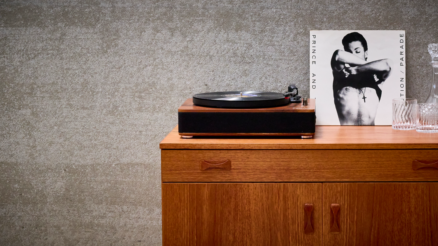 Dressoir met een platendraaier erop